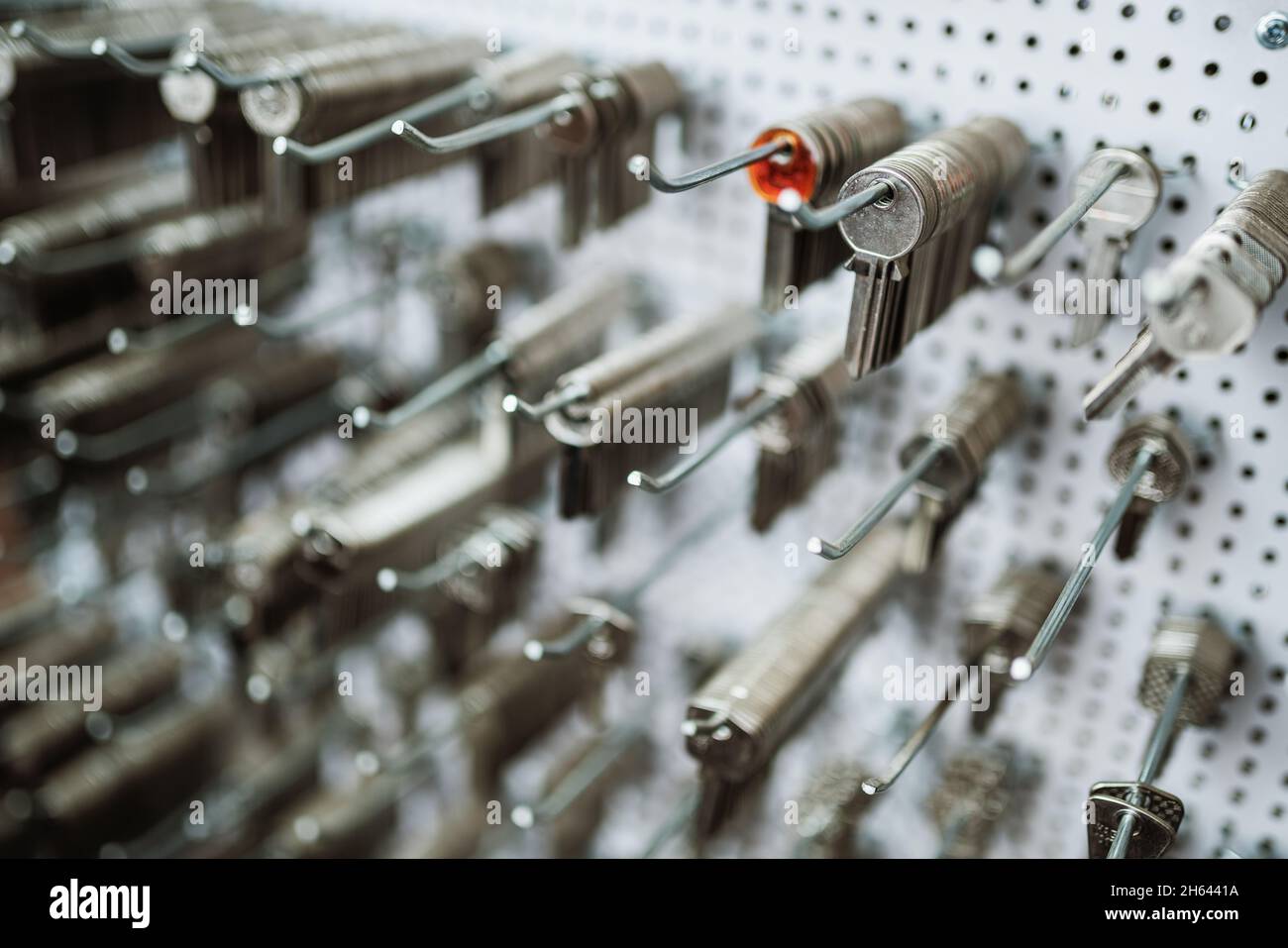 Chiudere la vista della chiave. Duplica Crea nuova chiave. Tema fabbro. Chiavi vuote per il taglio. Foto Stock