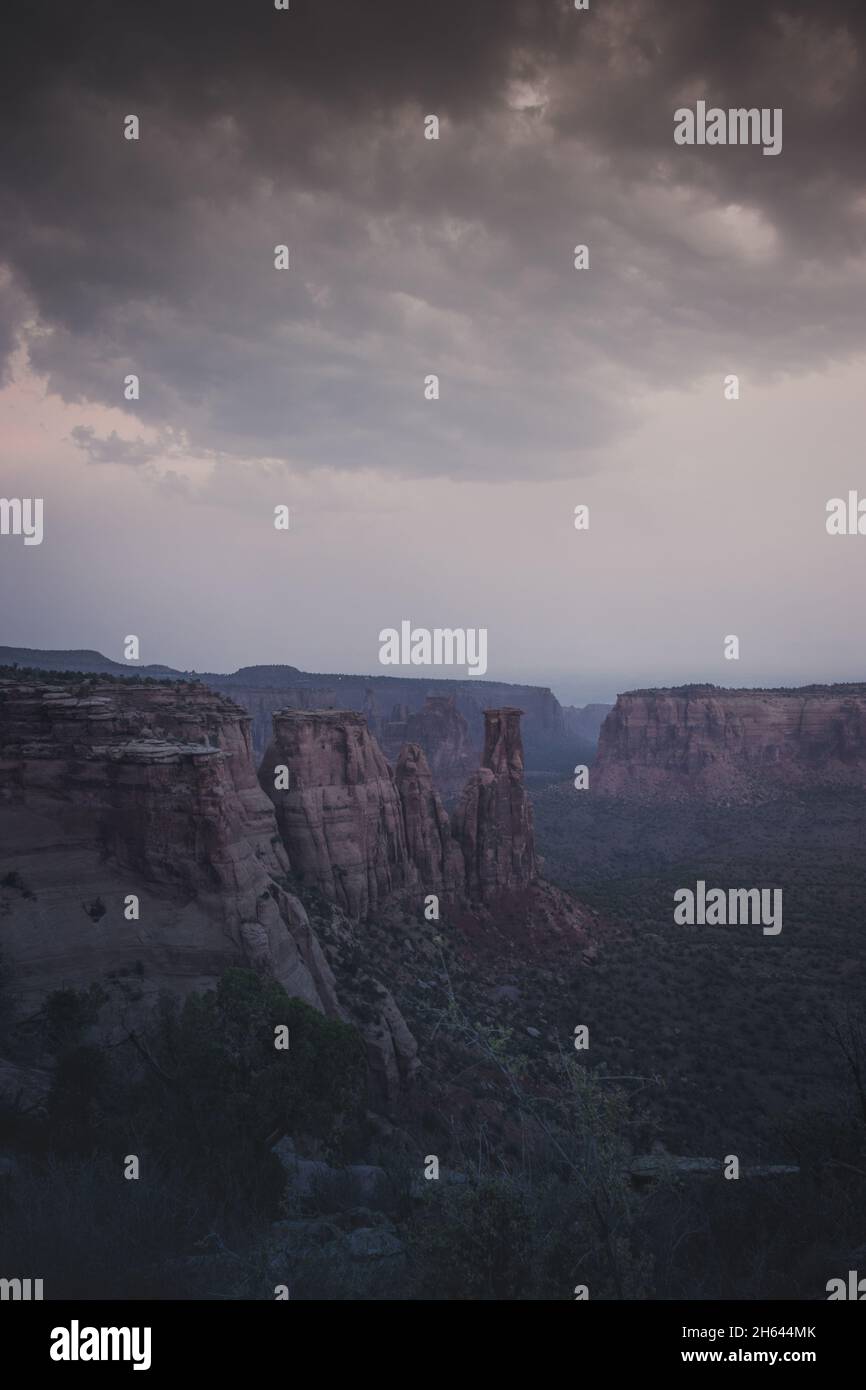 Vista del canyon arancione nel Colorado National Monument Park Foto Stock