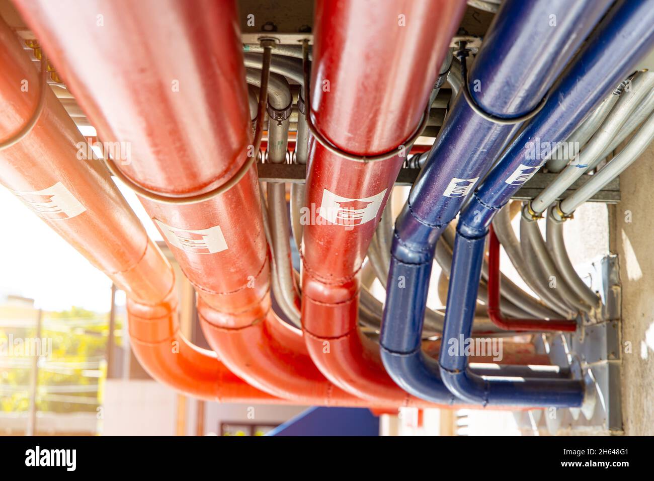 industria grande tubo di metallo pulire nuova acqua calda e fredda dal locale pompe nell'edificio Foto Stock