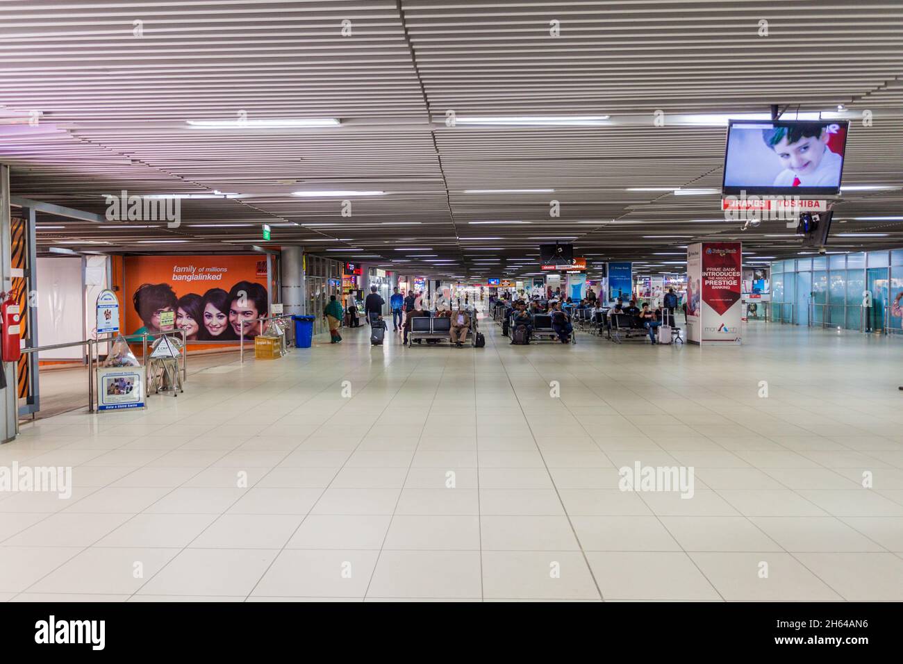 DHAKA, BANGLADESH - 23 NOVEMBRE 2016: Interno dell'aeroporto internazionale di Shahjalal a Dhaka, Bangladesh Foto Stock