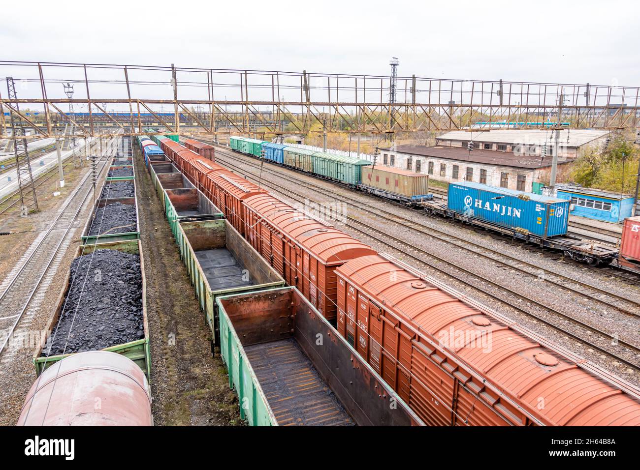 Treno merci auto aperte caricate con carbone carico, stazionarie in un deposito su rotaie. Karaganda, Kazakistan, Asia centrale Foto Stock