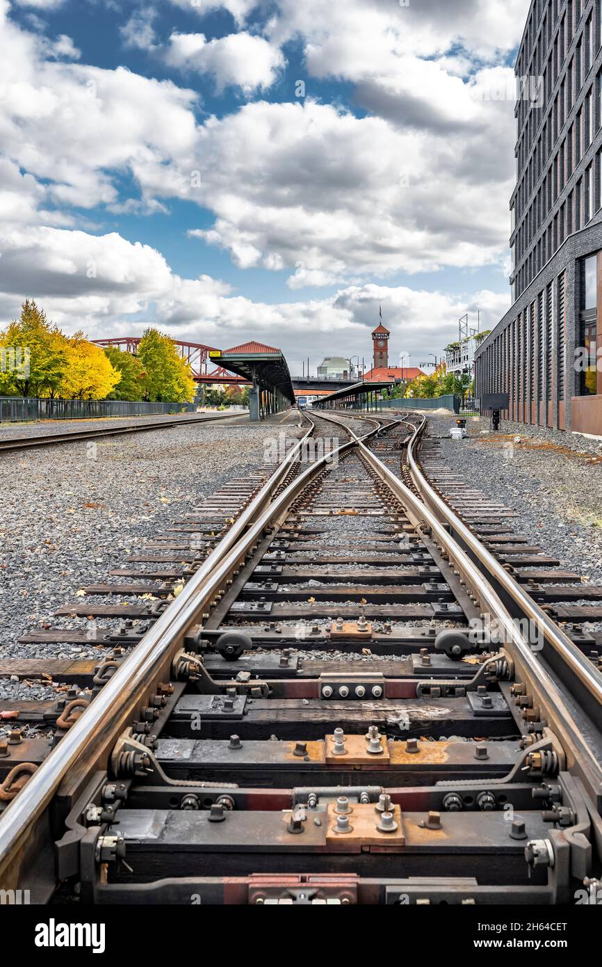 Area di edifici residenziali e uffici di varie finiture esterne è stato costruito vicino alla stazione ferroviaria con lunghe piattaforme di tegole rosse per b Foto Stock