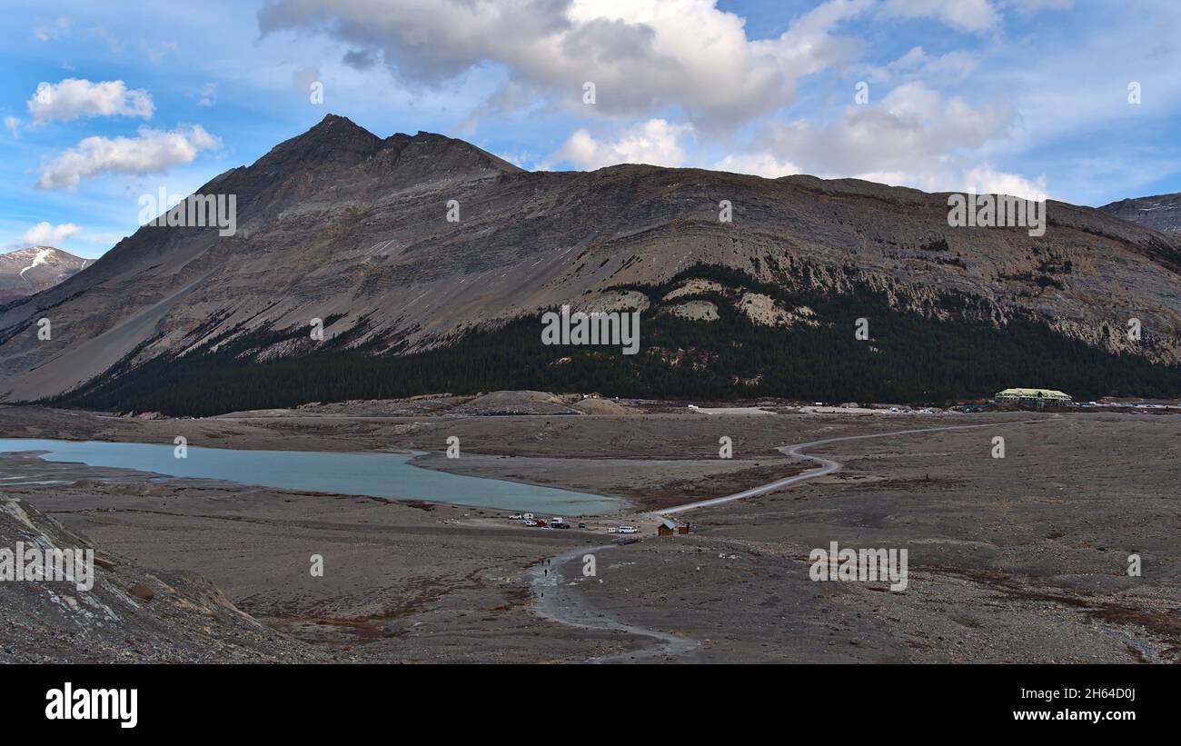 Vista della Valle del Fiume Athabasca nel Parco Nazionale di Jasper, Canada, con lago, morena glaciale rocciosa, parcheggio auto e centro visitatori a Icefields Parkway. Foto Stock
