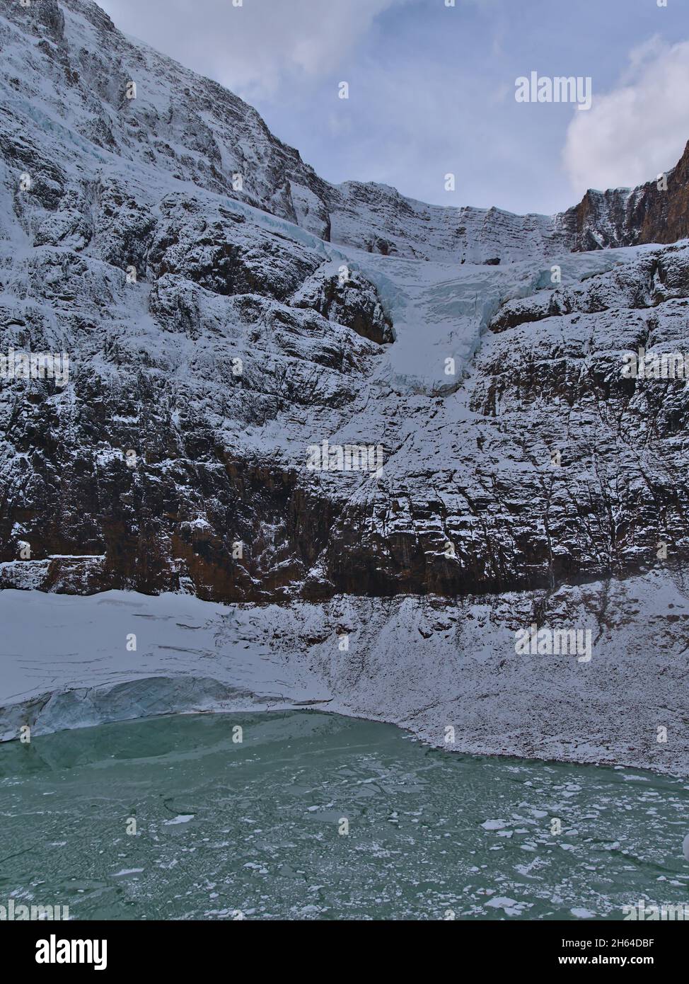 Splendida vista sul monte Edith Cavell nel tardo autunno con il ghiacciaio Angel e il lago glaciale con i carri ghiacciati nel Jasper National Park, Alberta, Canada. Foto Stock