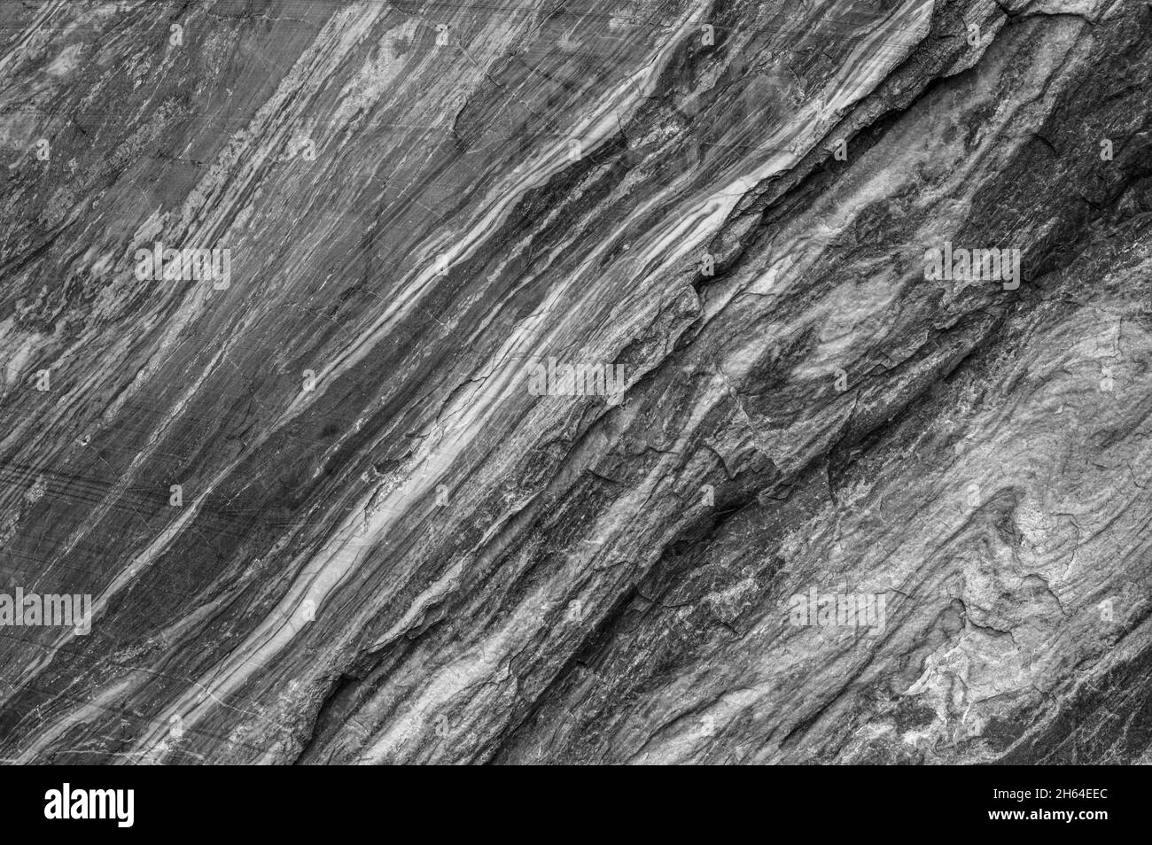 Sfondo con texture in marmo fratturato. Vista ravvicinata di una cava di marmo nel Ruskeala Mountain Park. Karelia, Russia. Bianco e nero. Foto Stock