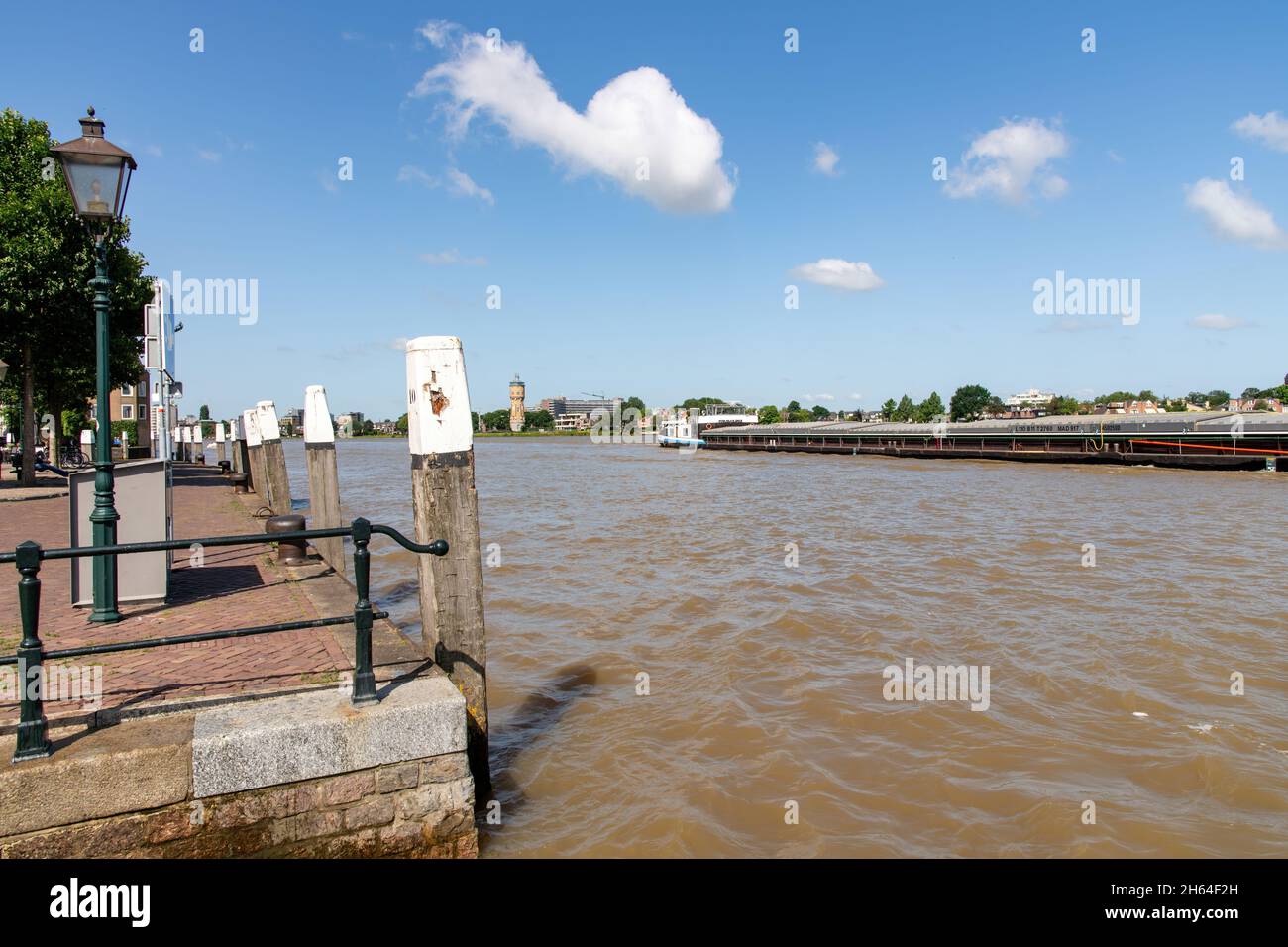 Dordrecht, Paesi Bassi-luglio 2021; Vista panoramica sul punto dei tre fiumi dove passano Oude Maas, De Noord e Beneden Merwede Foto Stock