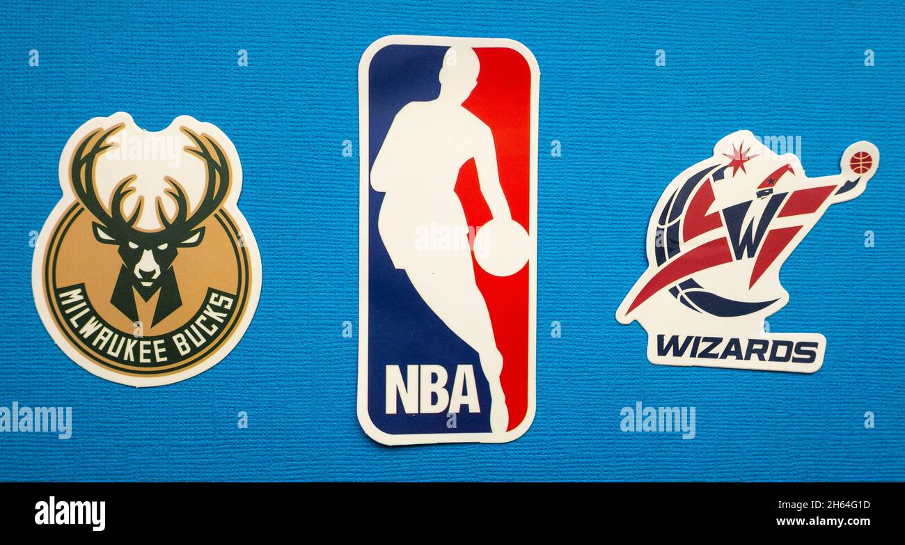 1 ottobre 2021, Springfield, USA, Emblems of the Milwaukee Bucks e Washington Wizards squadre di basket su sfondo blu. Foto Stock