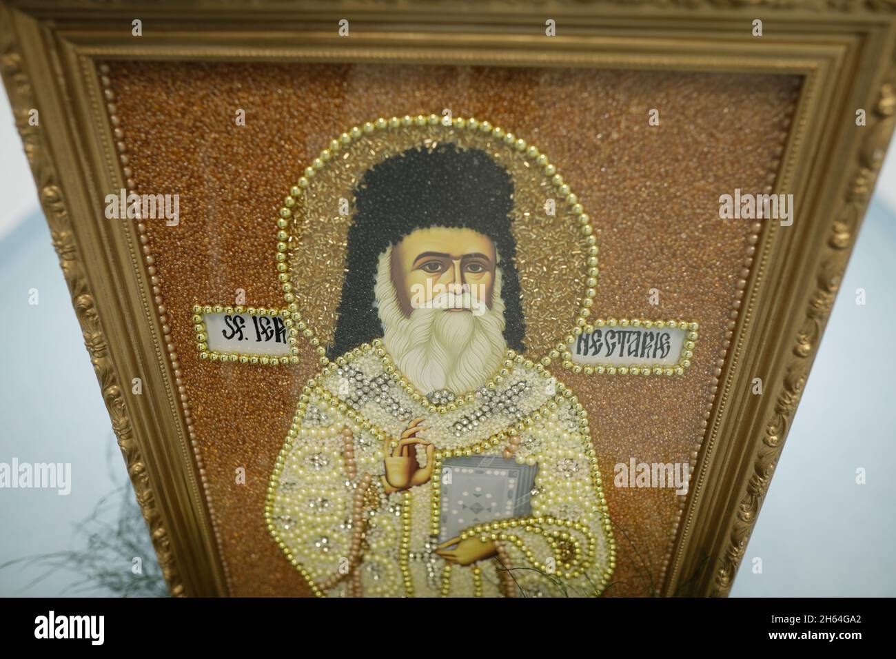 Bucarest, Romania - 9 Novembre, 2021: Immagine di profondità di campo poco profonda (fuoco selettivo) con un'icona cristiana ortodossa di Santa Nectarie. Foto Stock