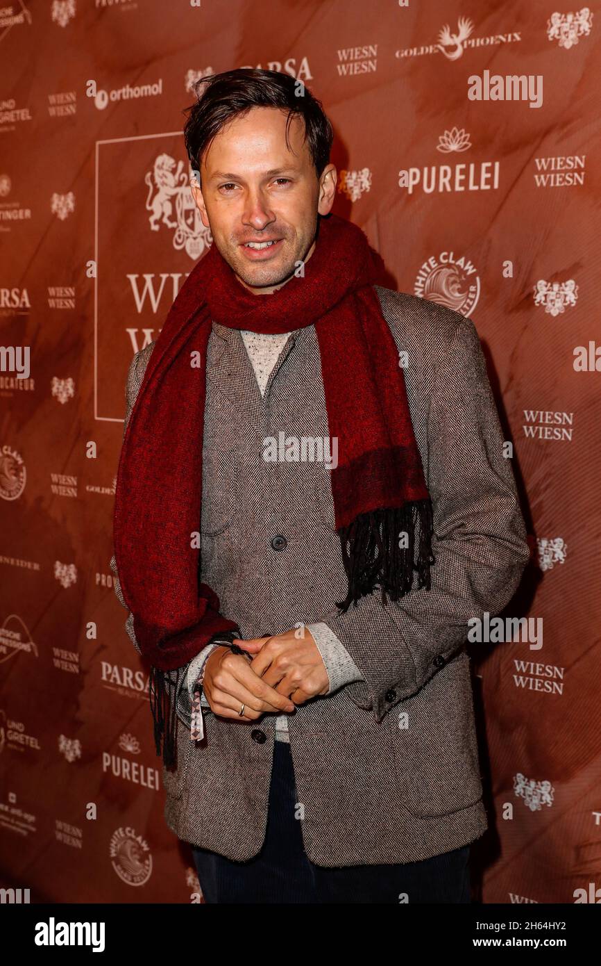 Berlino, Germania. 12 novembre 2021. Franz Dinda viene alla cena di beneficenza 'WIESN WIESN Gans anders' all'Hotel Provocateur. Credit: Gerald Matzka/dpa/Alamy Live News Foto Stock