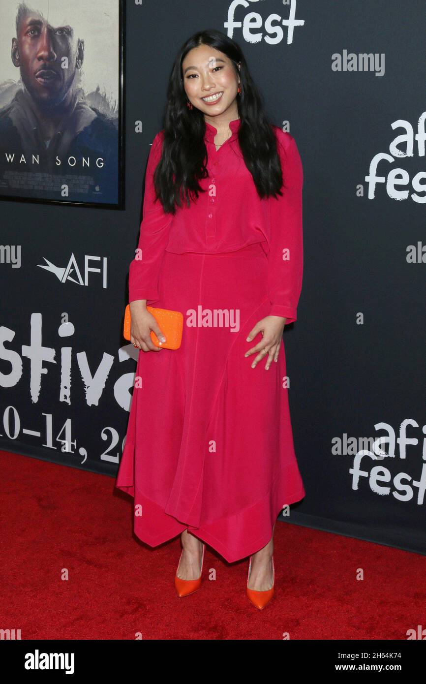 Los Angeles, Stati Uniti. 12 novembre 2021. Awkwafina agli arrivi per SWAN SONG Premiere al 2021 AFI FEST, TCL Chinese Theatre, Los Angeles, CA 12 novembre 2021. Credit: Priscilla Grant/Everett Collection/Alamy Live News Foto Stock