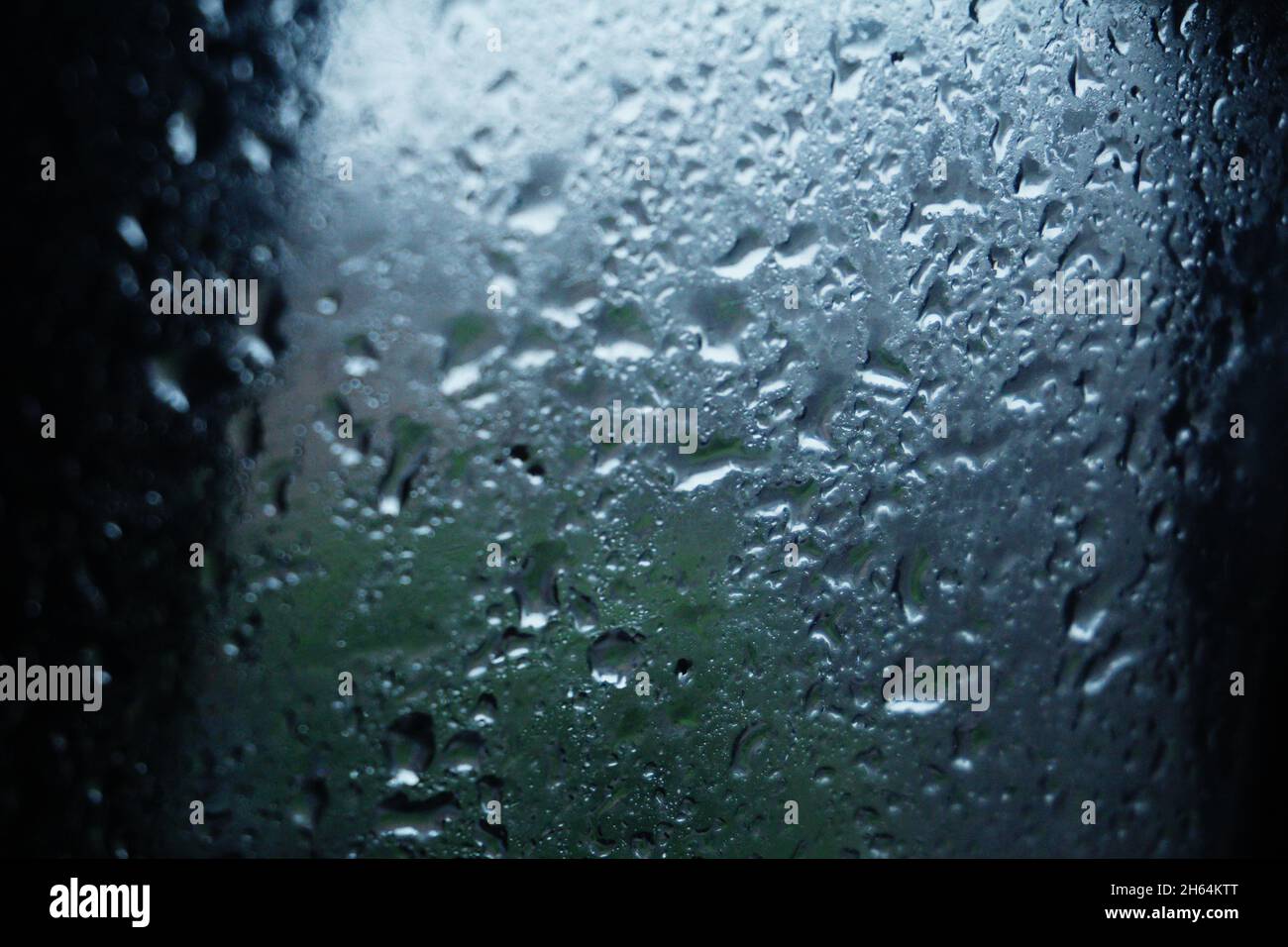 Gocce di acqua sul vetro Foto Stock