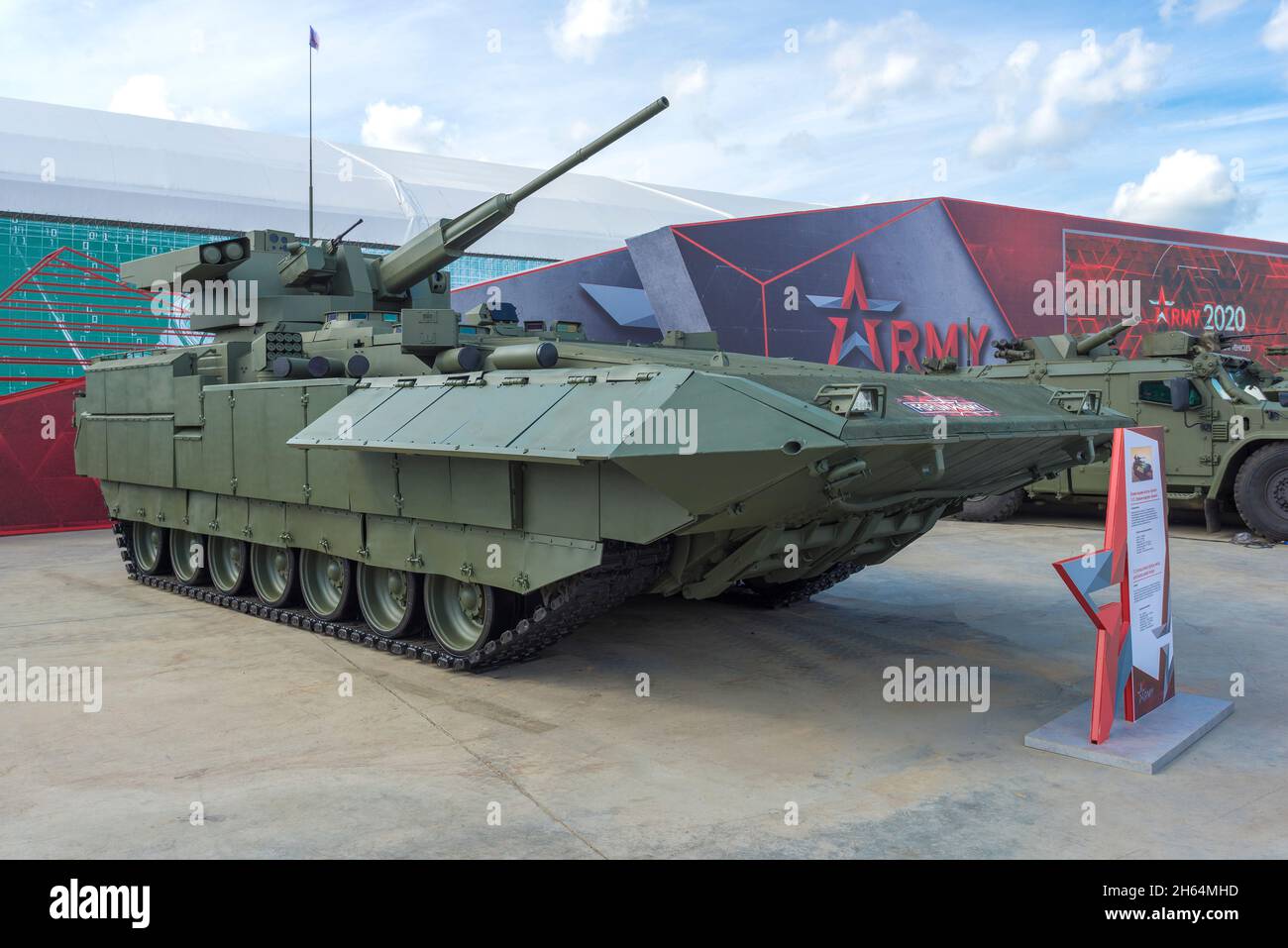 REGIONE DI MOSCA, RUSSIA - 25 AGOSTO 2020: 'Armata' T-15 veicolo da combattimento di fanteria con il modulo di combattimento 'agger' sul 'Army-2020' internazionale mil Foto Stock