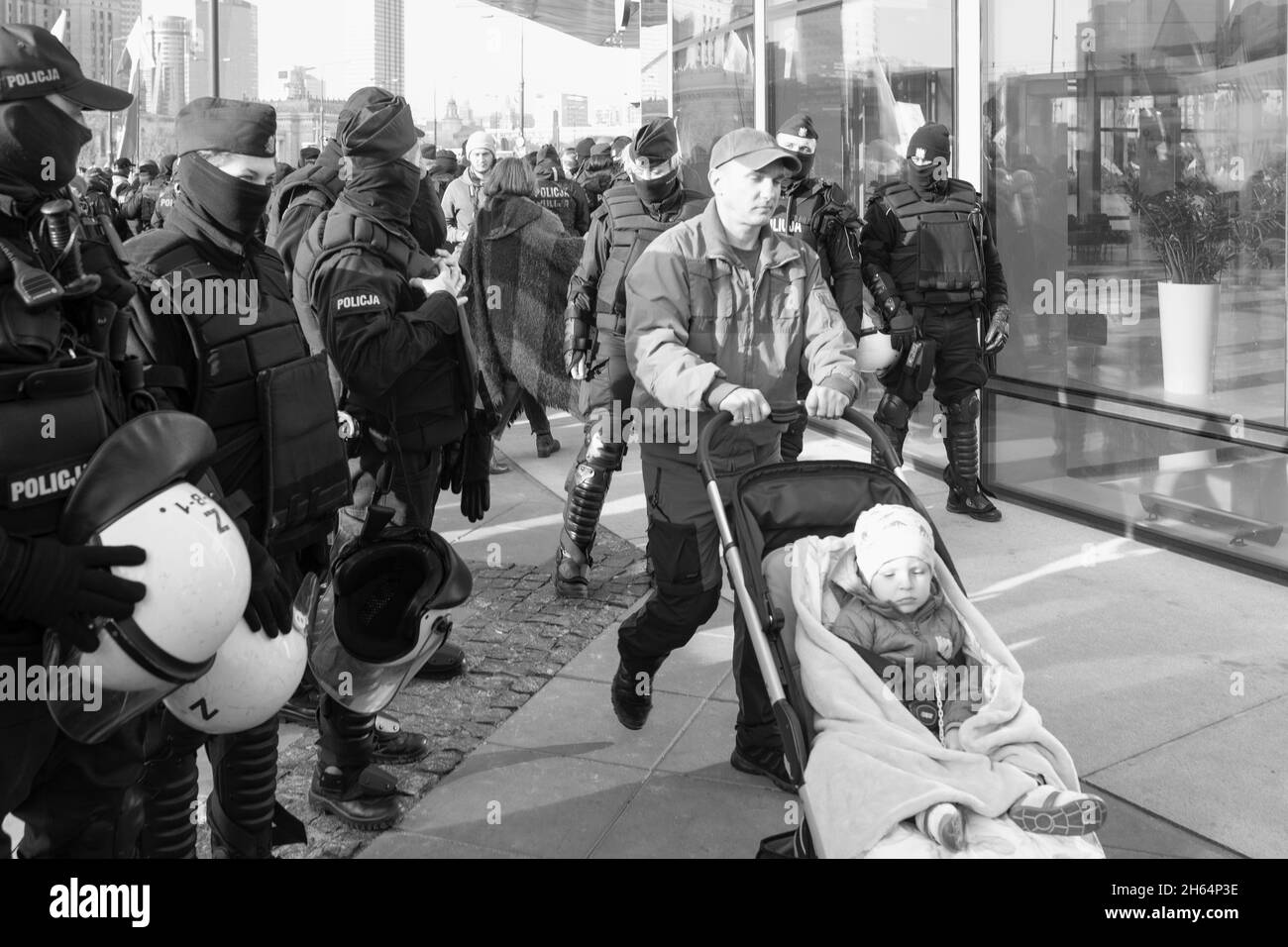 Warszawa, Polonia - 11.11.2021: La polizia rimuove forzatamente i membri dell'organizzazione 'Obywatele RP' (cittadini della Repubblica di Polonia) dal percorso della n Foto Stock