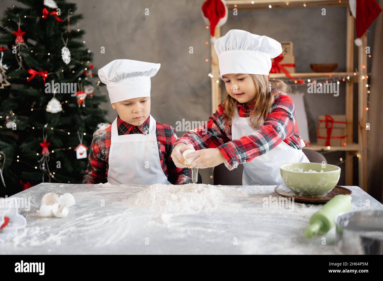 Vista in Alto Della Bambina Che Taglia L'impasto Con Un Coltello Per  Bambini Al Tavolo in Cucina Immagine Stock - Immagine di felice, lama:  183439077