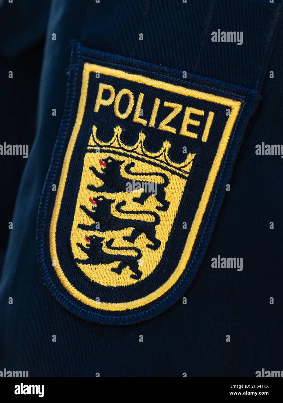09 novembre 2021, Baden-Wuerttemberg, Überlingen: Lo stemma della polizia di Baden-Württemberg può essere visto sull'uniforme di un poliziotto durante la formazione "competenze sull'acqua". Durante questo addestramento, le situazioni operative complesse sono praticate da varie unità di polizia. Foto: Silas Stein/dpa Foto Stock