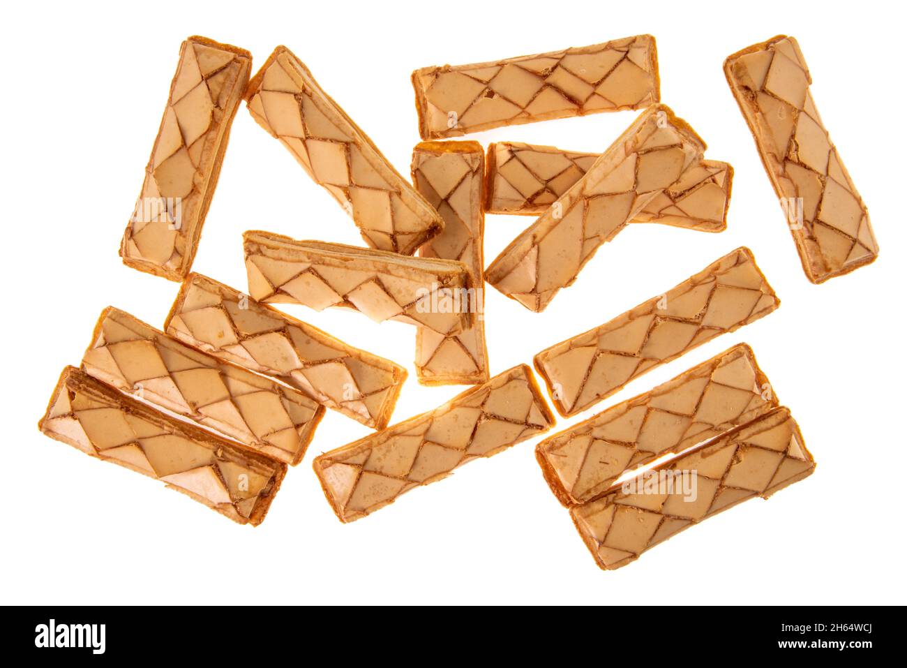 Biscotti sfogliatina, biscotti di pasta sfoglia glassata. Dessert italiano isolato su bianco, vista dall'alto Foto Stock