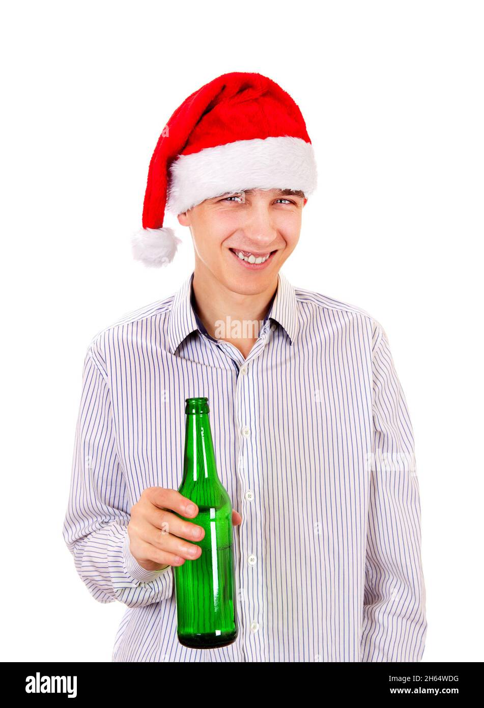 Ragazzo allegro a Santa Hat con una bottiglia di birra su sfondo bianco Foto Stock