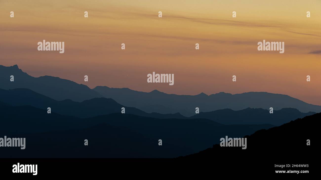 Tramonto sulle montagne del corsicano vicino a saint florent, corsica Francia, colori nebbie a strati morbidi, con spazio copia. Foto Stock