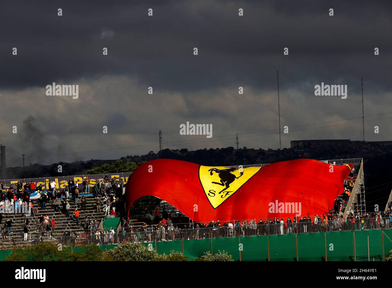 San Paolo, Brasile. 12 novembre 2021. Fans, Gran Premio di F1 del Brasile all'Autodromo Jose Carlos Pace il 12 novembre 2021 a Sao Paulo, Brasile. (Foto di HOCH ZWEI) Credit: dpa/Alamy Live News Foto Stock