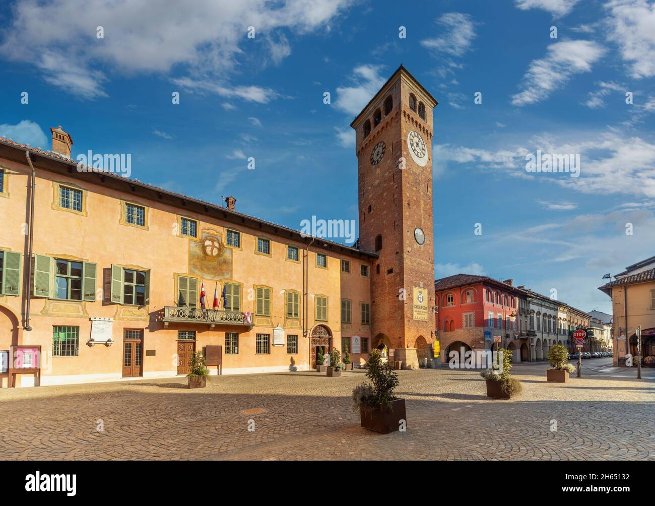 Cherasco, Cuneo, Piemonte, Italia - 27 ottobre 2021: Municipio con stemma urbano affresco e la torre civica in via Vittorio Emanuele II nel ce Foto Stock