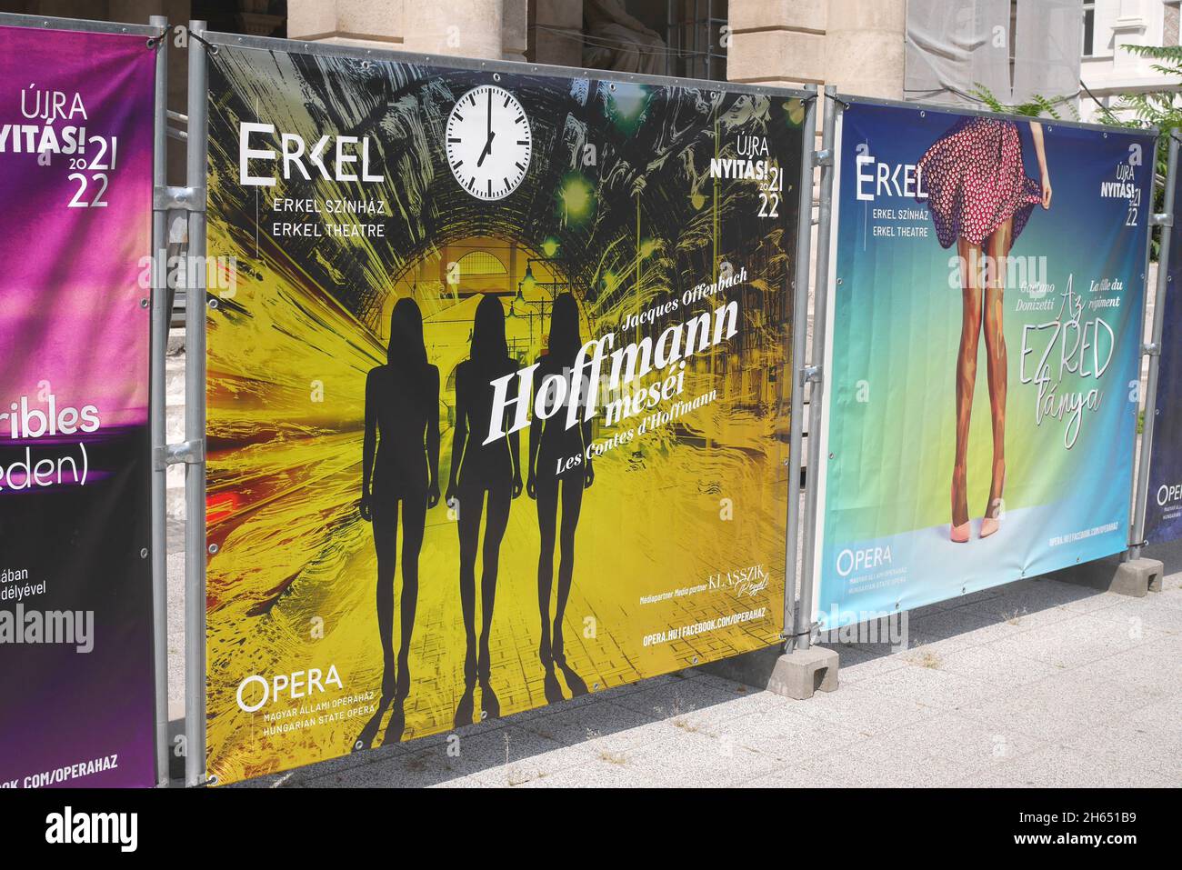 Posters opere pubblicitarie, Teatro dell'Opera di Stato Ungherese, Andrassy ut, Budapest, Ungheria Foto Stock