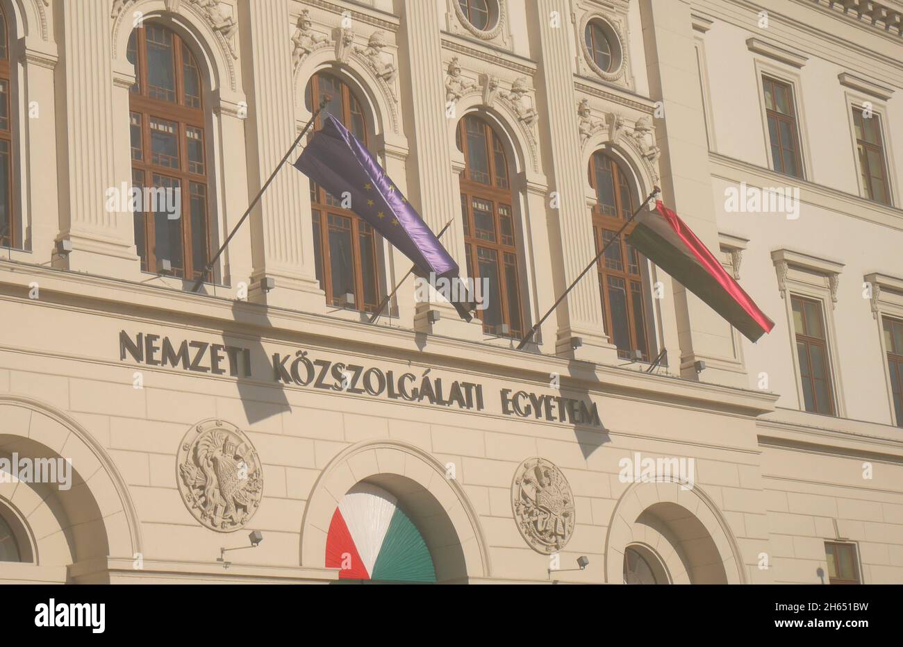 Facciata dell'edificio principale del Nemzeti Kozszolgalati Egyegetem (l'Università del servizio pubblico), Ludovika ter (Piazza Ludovika), Budapest, Ungheria Foto Stock