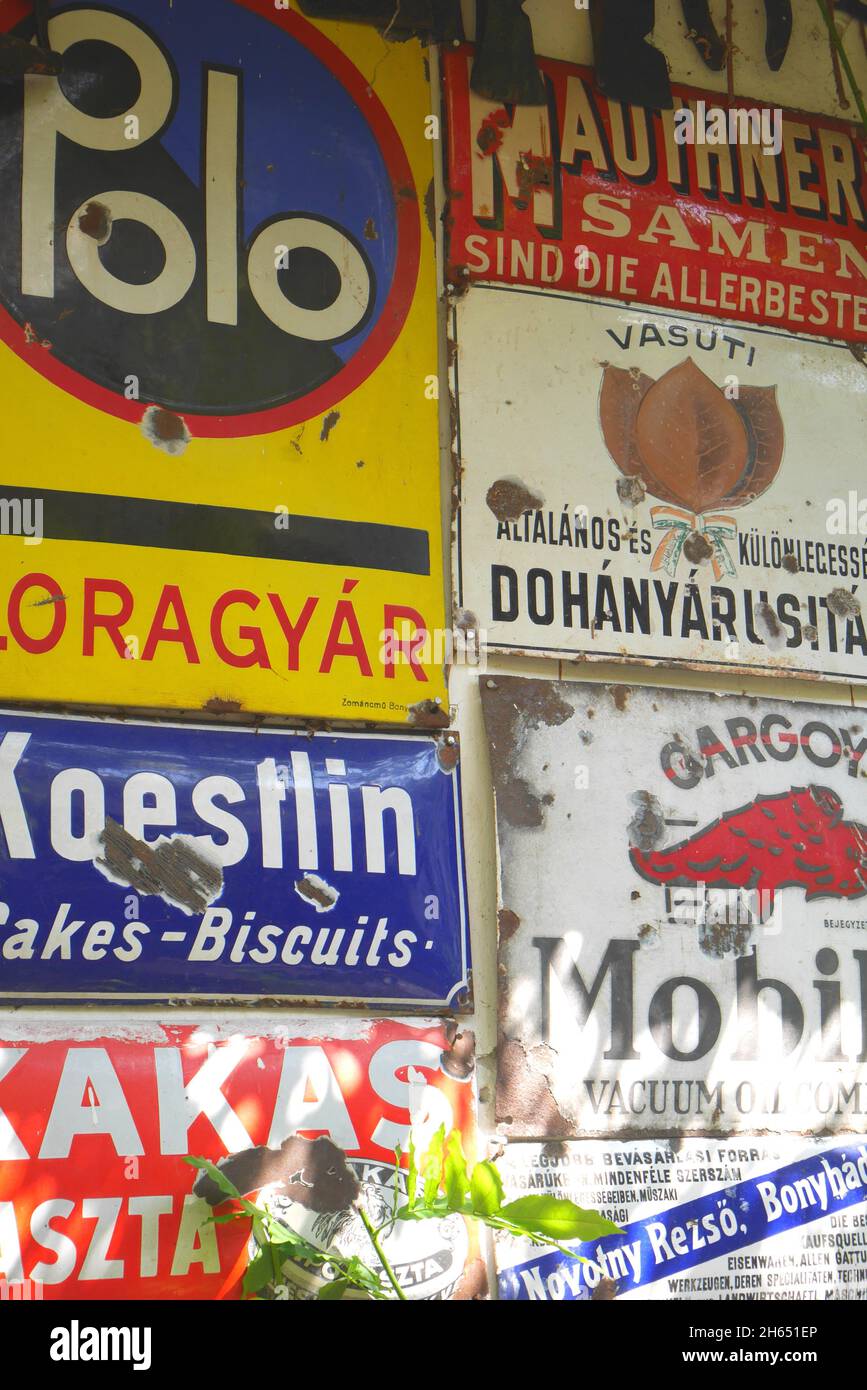 Annunci vintage Ungherese Metal in un ristorante, Szentendre, Ungheria Foto Stock