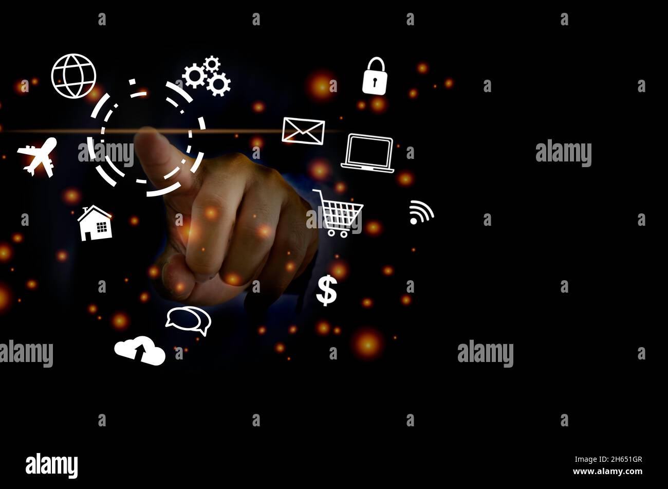 Uomo d'affari che tocca l'icona del commercio digitale, vendita e collegamento di rete sociale in linea di shopping su interfaccia virtuale moderna. Foto Stock