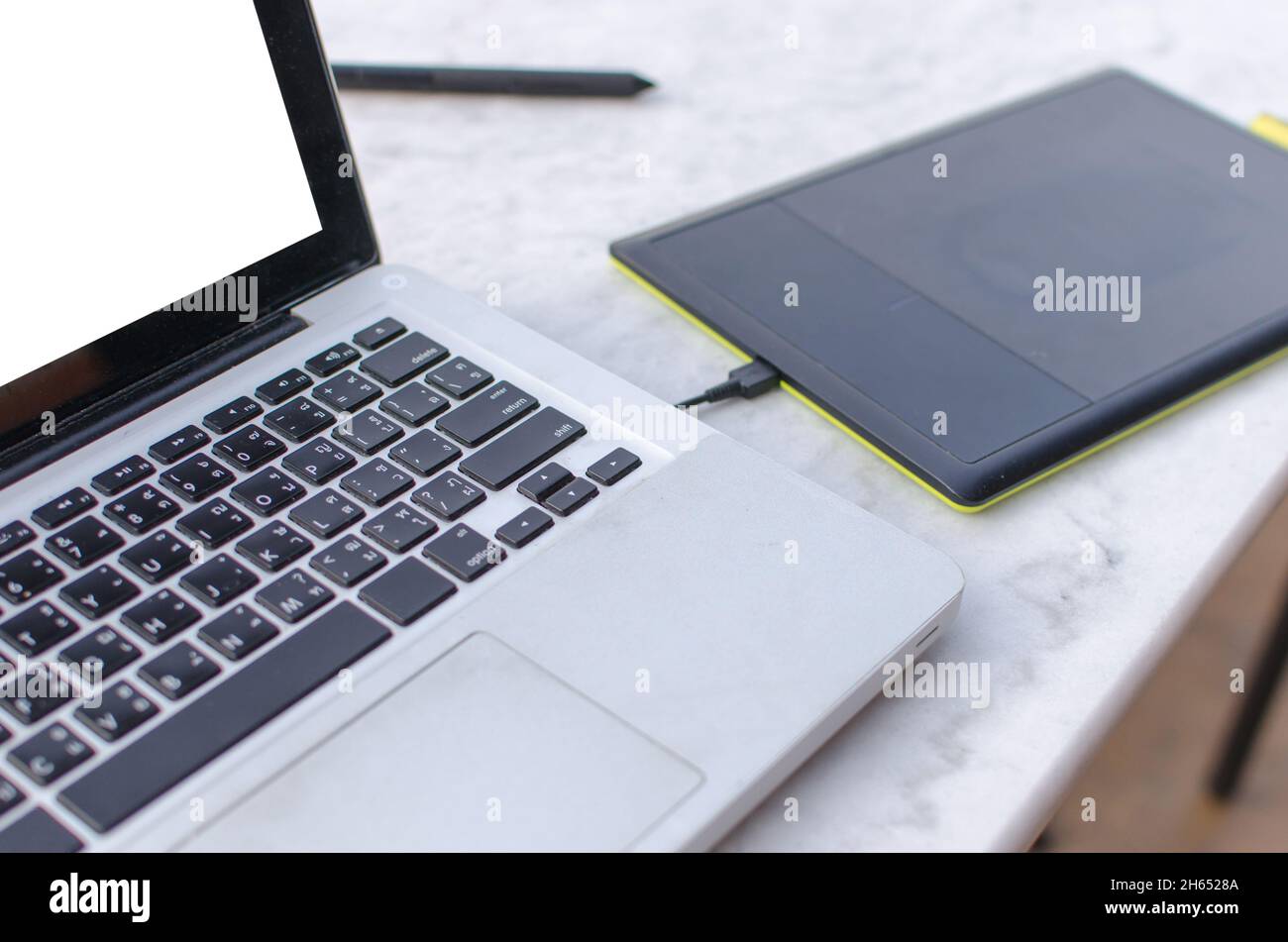 Notebook e pen tablet sulla scrivania. Foto Stock