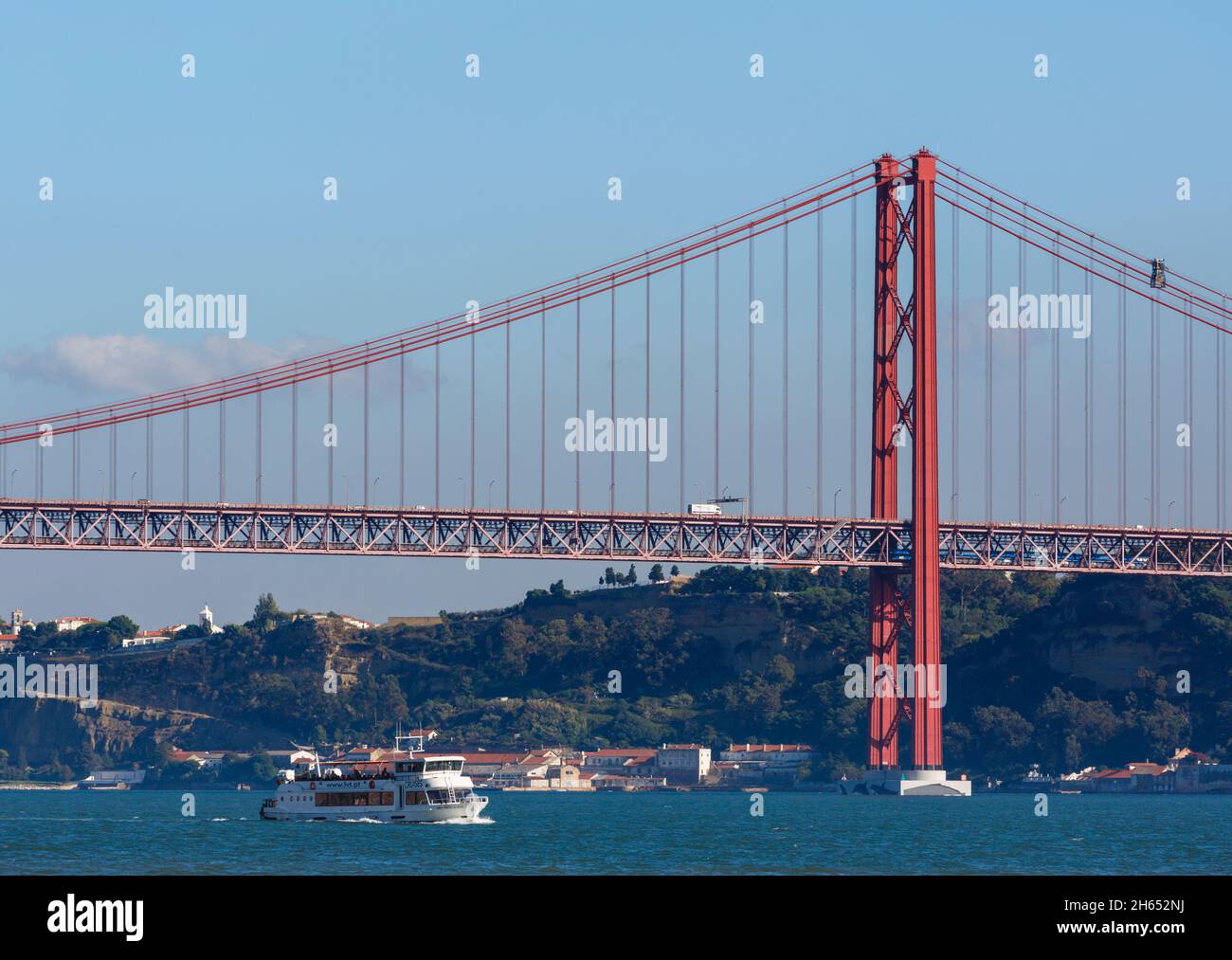 Lisbona, Portogallo. Crociera in barca sotto il Ponte 25 de Abril, 25 aprile Ponte che attraversa il fiume Tejo o Tago. Foto Stock