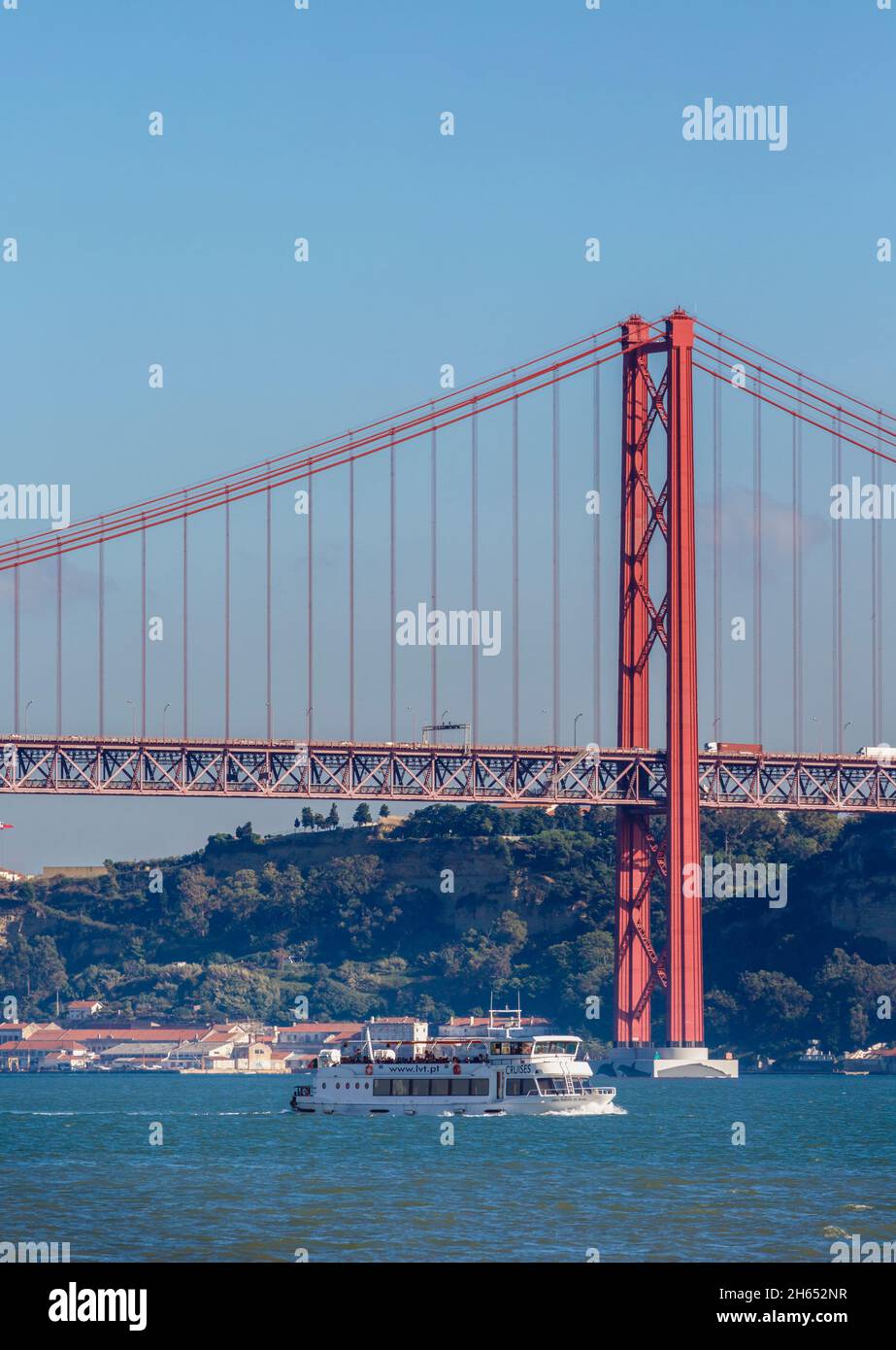 Lisbona, Portogallo. Crociera in barca sotto il Ponte 25 de Abril, 25 aprile Ponte che attraversa il fiume Tejo o Tago. Foto Stock