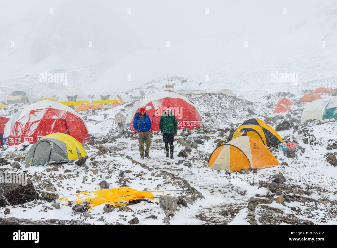 Aconcagua Provincial Park, Mendoza, Argentina - 25 dicembre 2016: Natale nel campo base Aconcagua, tende di montagna dopo la tempesta di neve Foto Stock