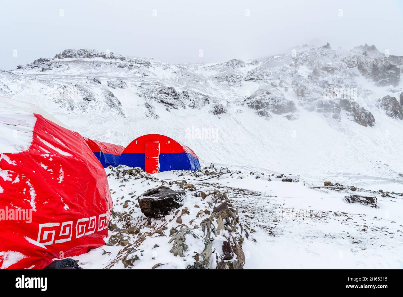 Tende di montagna in Aconcagua campo base 'Plaza de Mulas' dopo la tempesta di neve, Argentina Foto Stock