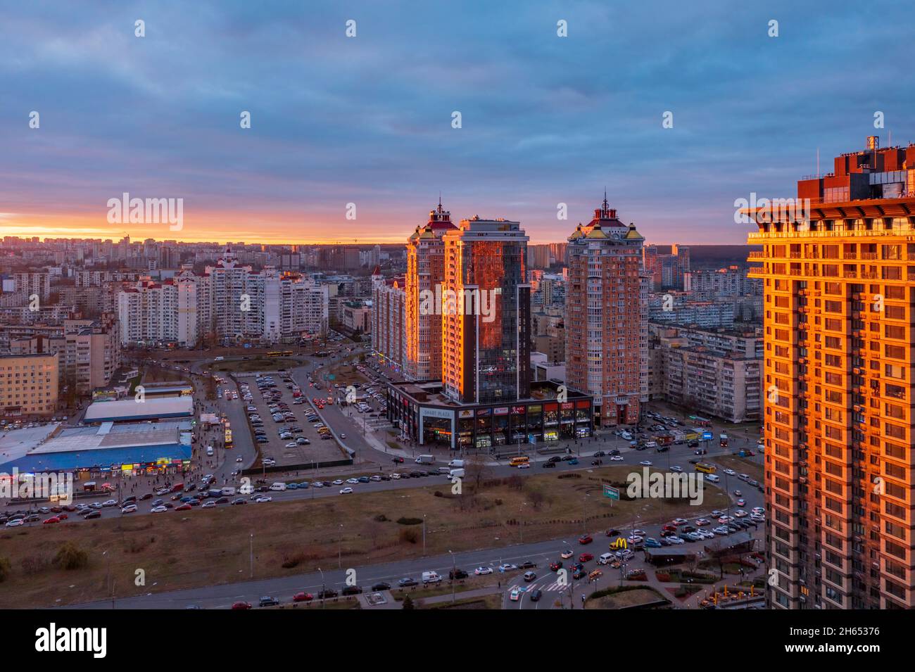 Il sole che tramonta illumina uno dei distretti di Kiev, Ucraina. Foto Stock