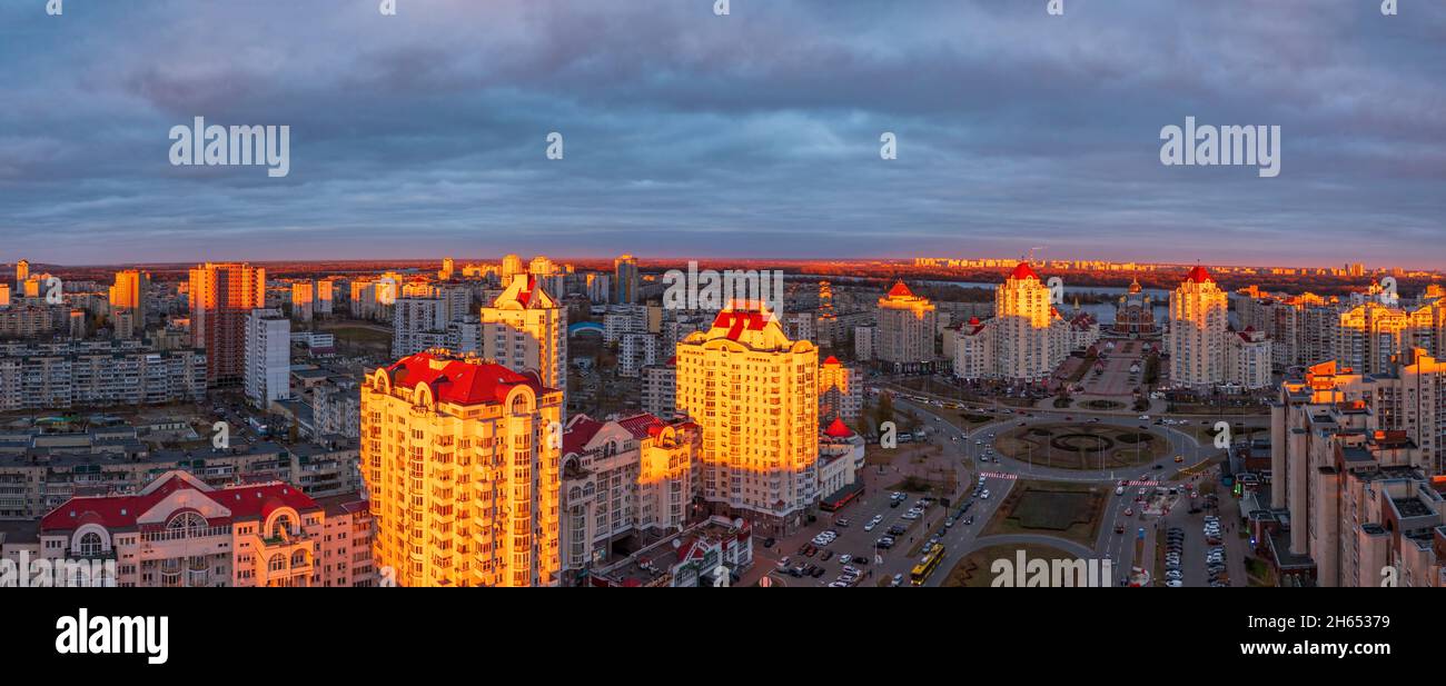 Il sole che tramonta illumina uno dei distretti di Kiev, Ucraina. Foto Stock