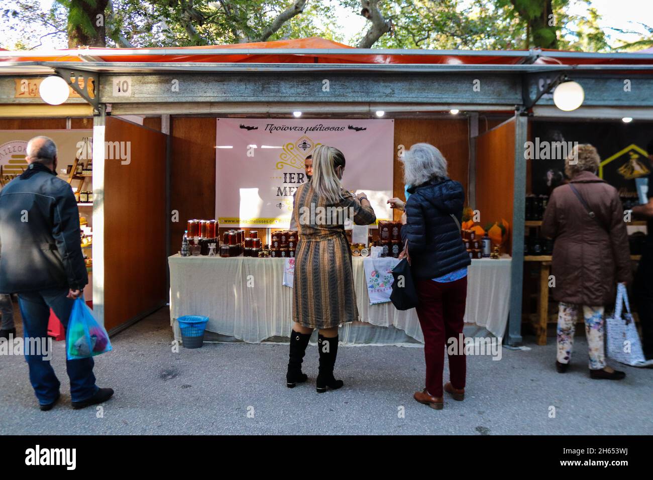 Atene, Grecia - 05 novembre 2021 Festa del miele nel parco di Atene, degustazione e vendita di vasetti di vari miele prodotti in Grecia e Creta, coltivatori di api Foto Stock