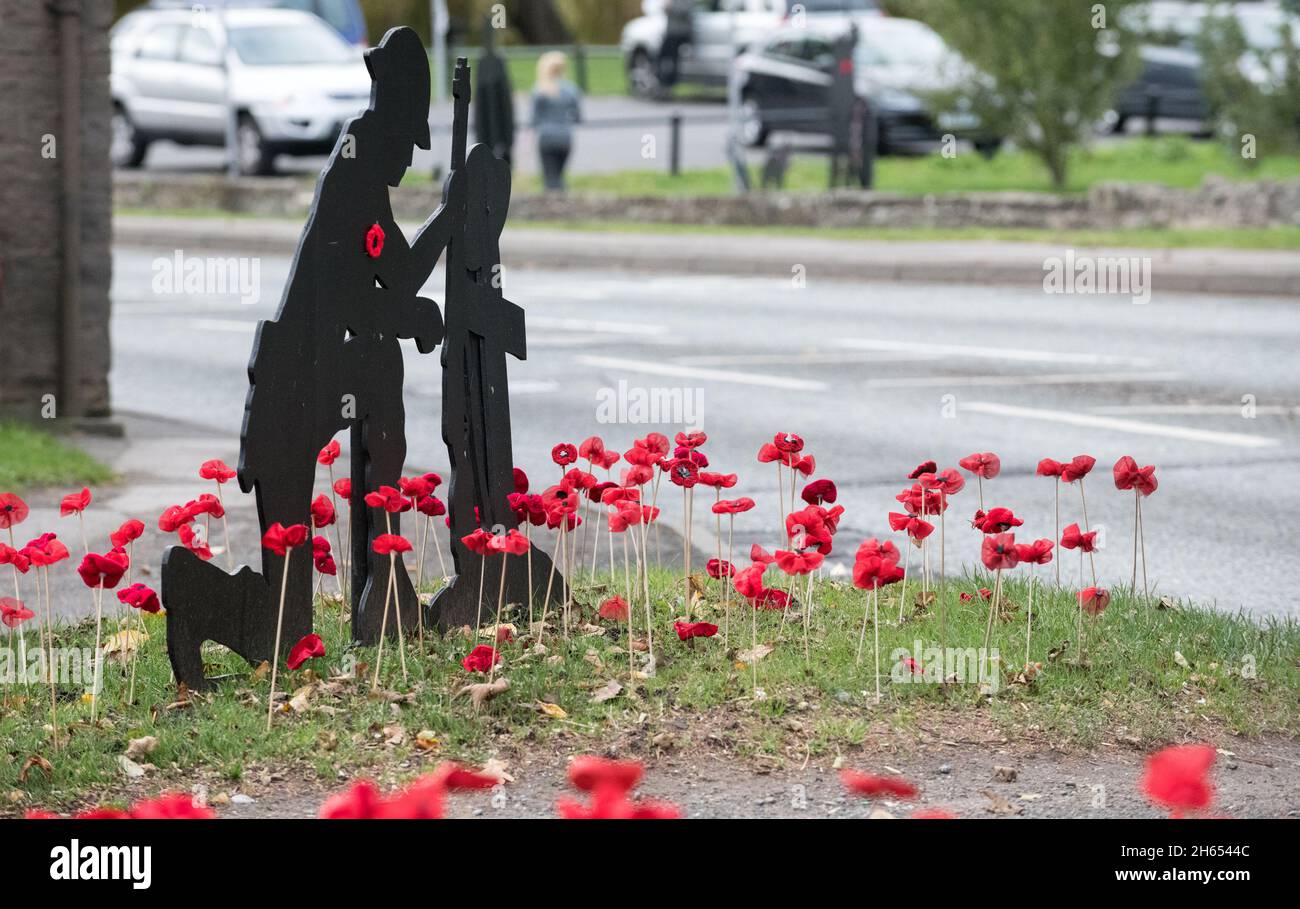 Market Warsop, Regno Unito. 13 Nov 2021. Papaveri fatti in casa a maglia rossa e dimensione vita in legno nero dipinto britannico 1 °. Il soldato della Guerra Mondiale decorerà il percorso processionale principale attraverso la città di Nottinghamshire di Market Warsop verso il memoriale di guerra della città che si svolgerà domani, domenica, 14 novembre, giorno della memoria. Credit: Alan Keith Beastall/Alamy Live News Foto Stock