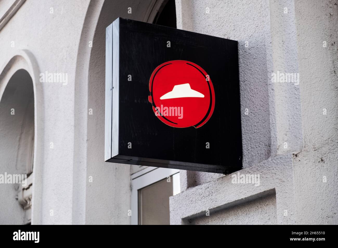 Budapest, Ungheria - 1 novembre 2021: Pizza Hut ristorante signboard brand, illustrative Editorial. Foto Stock