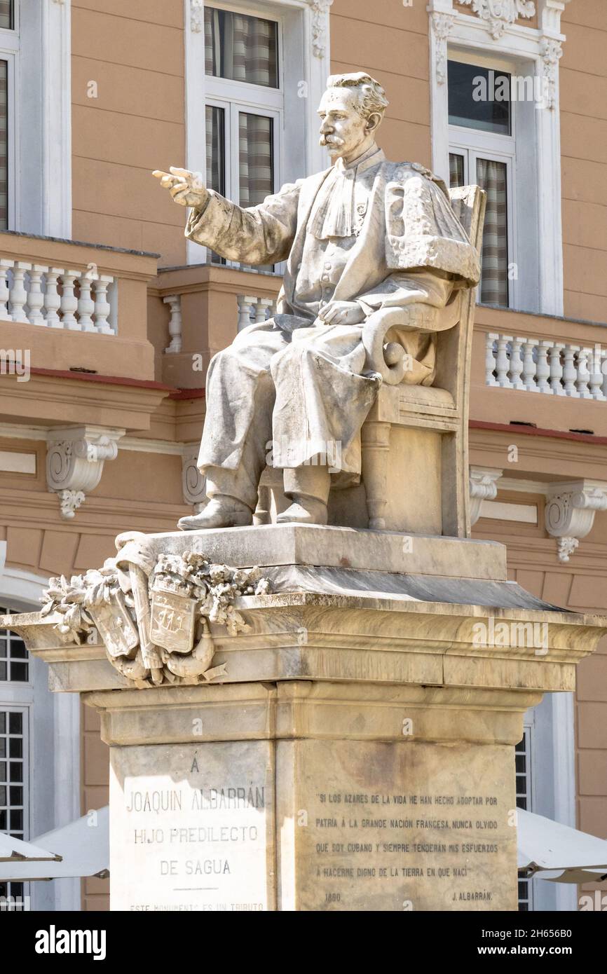 Scultura in marmo bianco statua di Joaquin Albarran nella città di Sagua la Grande, Villa Clara, Cuba. 12 novembre 2021 Foto Stock