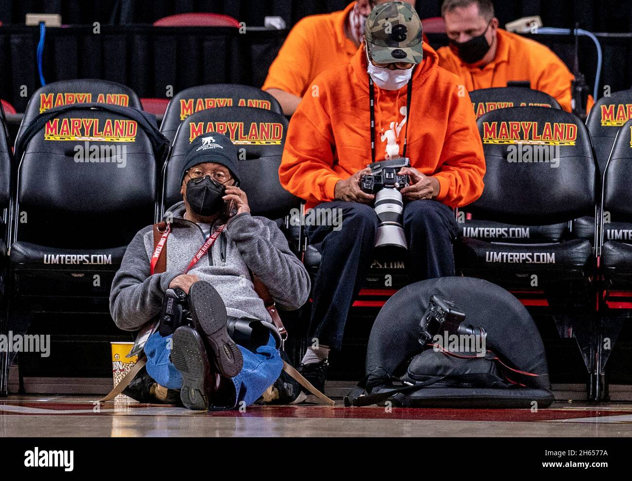 I fotografi sportivi di una partita di basket dell'American College si prendono una pausa Foto Stock