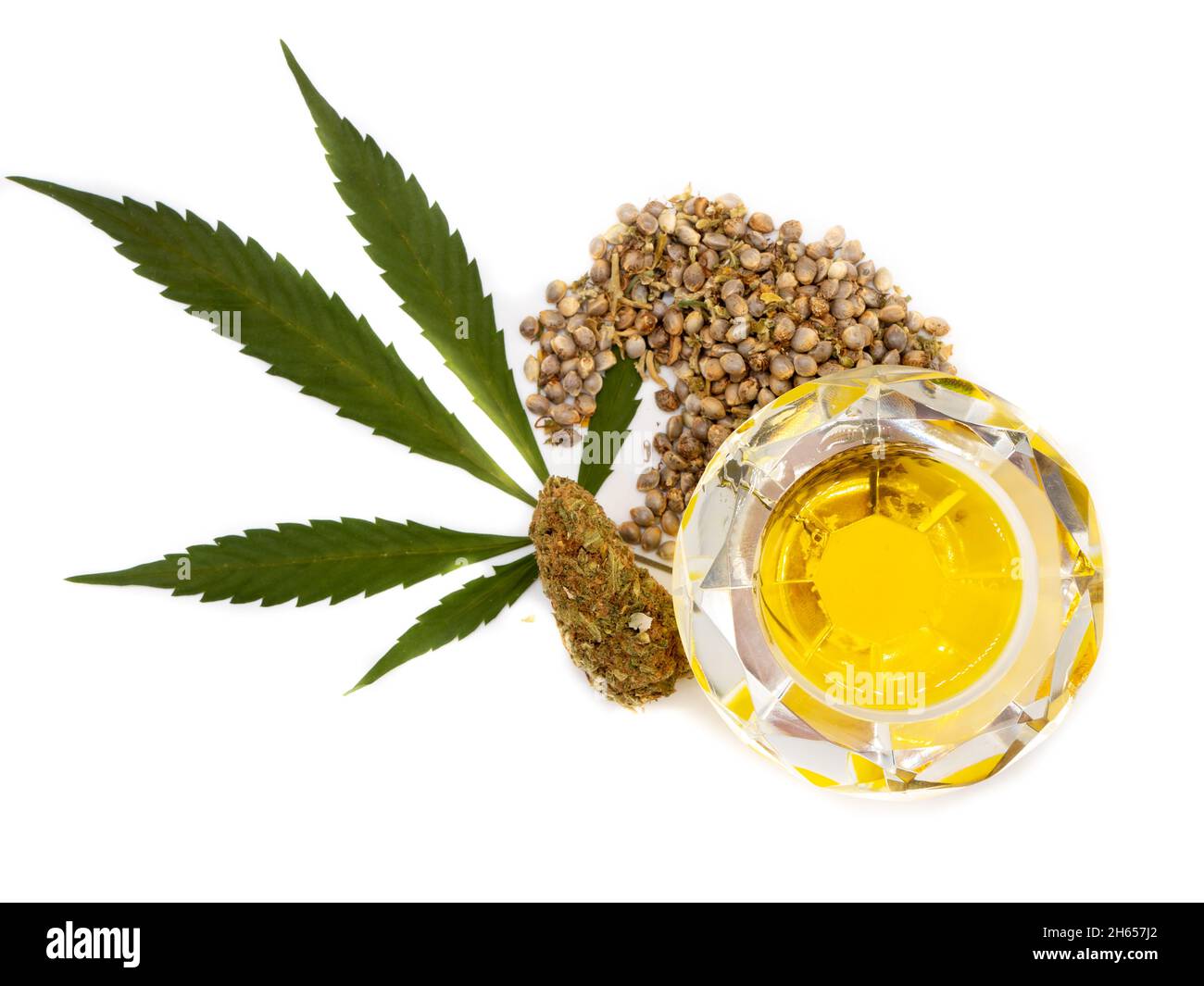 Olio CBD con olio di canapa, foglie e semi isolati su sfondo bianco Foto Stock