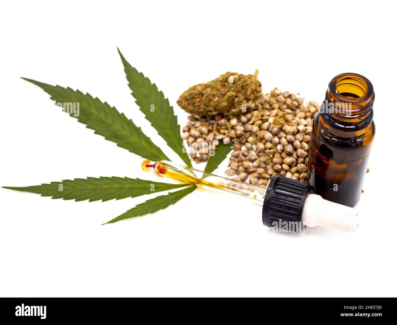 Olio CBD con olio di canapa, foglie e semi isolati su sfondo bianco Foto Stock