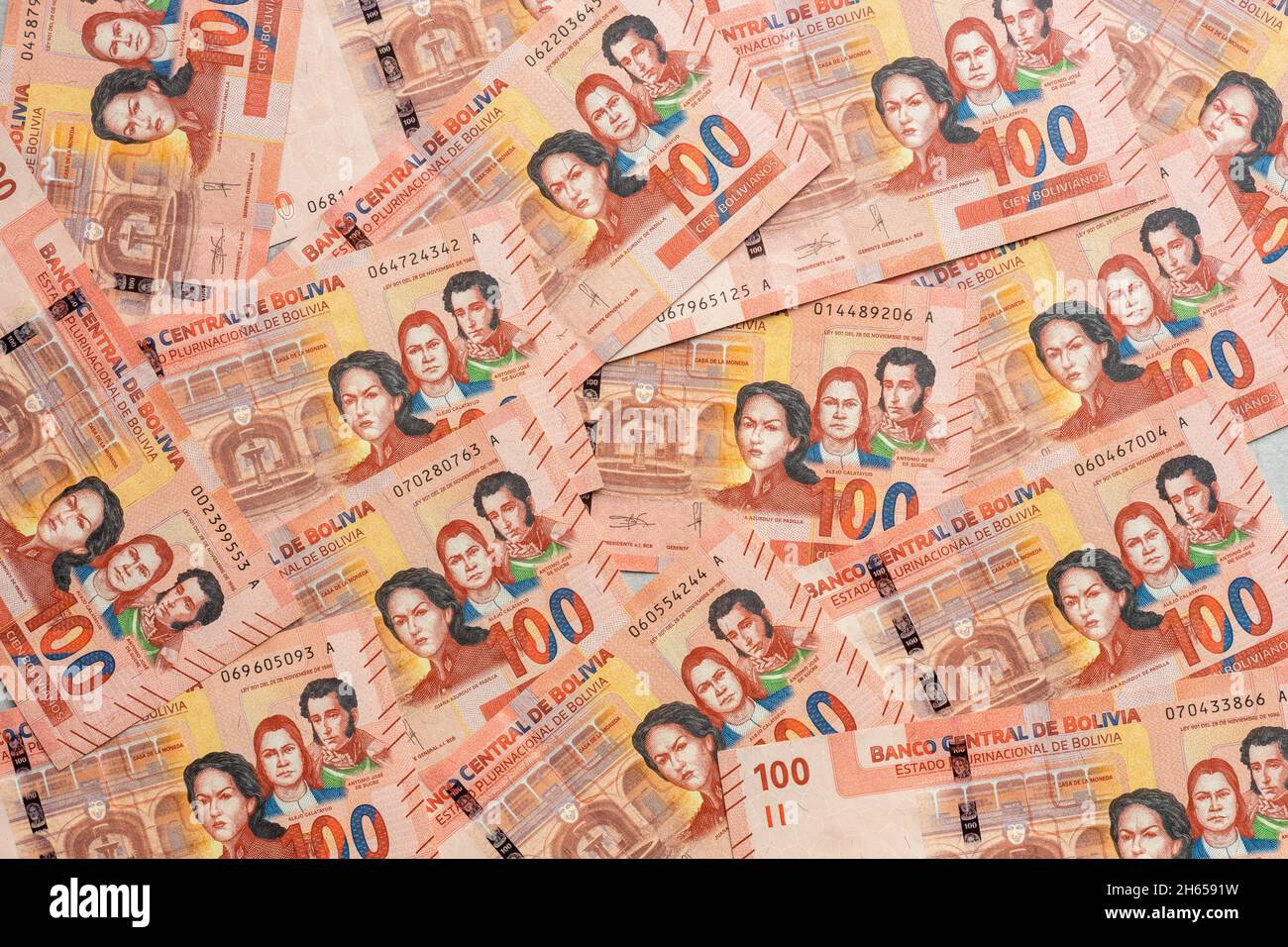 Denaro boliviano, un sacco di 100 banconote bolivianiche sparse sul tavolo, riempito di una cornice Foto Stock