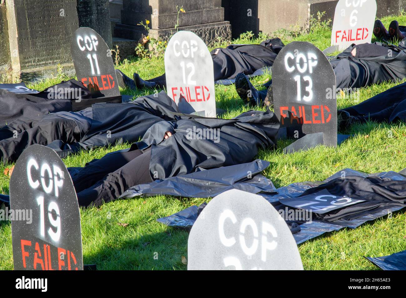 La Brigata Red Rebel si unisce alla Brigata Blue Rebel presso il cimitero della Necropoli di Glasgow per il funerario della COP26. Gli attivisti piangenti del clima sentono che la COP26 è un fallimento e hanno tenuto un funerale fittizio per il vertice. La COP26 è posta in una tomba accanto a tutti i precedenti vertici della COP. Foto Stock