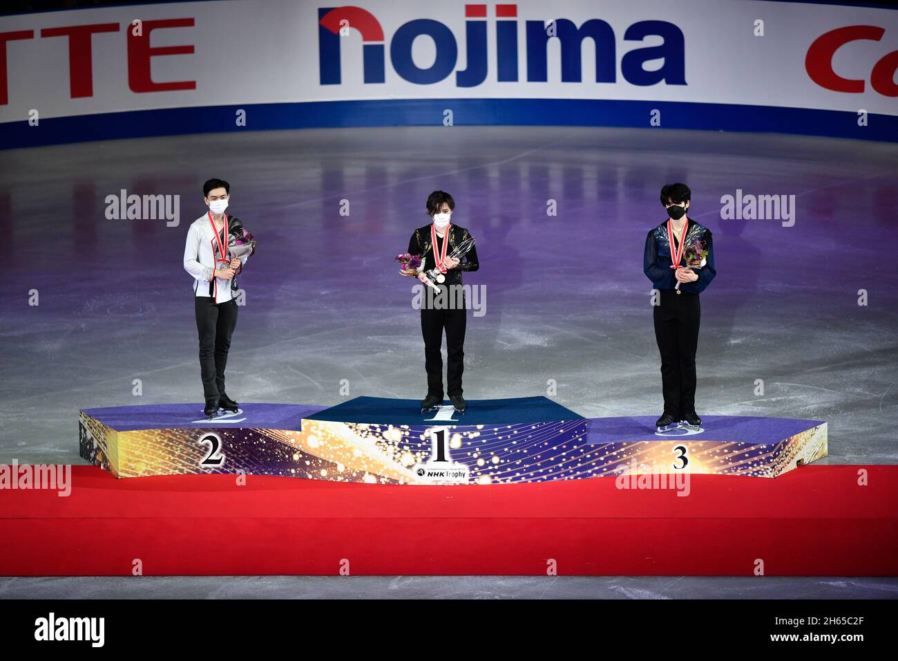 Tokyo, Giappone. 13 Nov 2021. Medaglia d'argento Vincent Zhou degli Stati Uniti, medaglia d'oro uno Shoma del Giappone e Cha Junhwan della Corea del Sud (da L a R) posano sul podio per il Men's Free Skating all'International Skating Union (ISU) Grand Prix of Figure Skating a Tokyo, Giappone, il 13 novembre, 2021. Credit: Zhang Xiaoyu/Xinhua/Alamy Live News Foto Stock