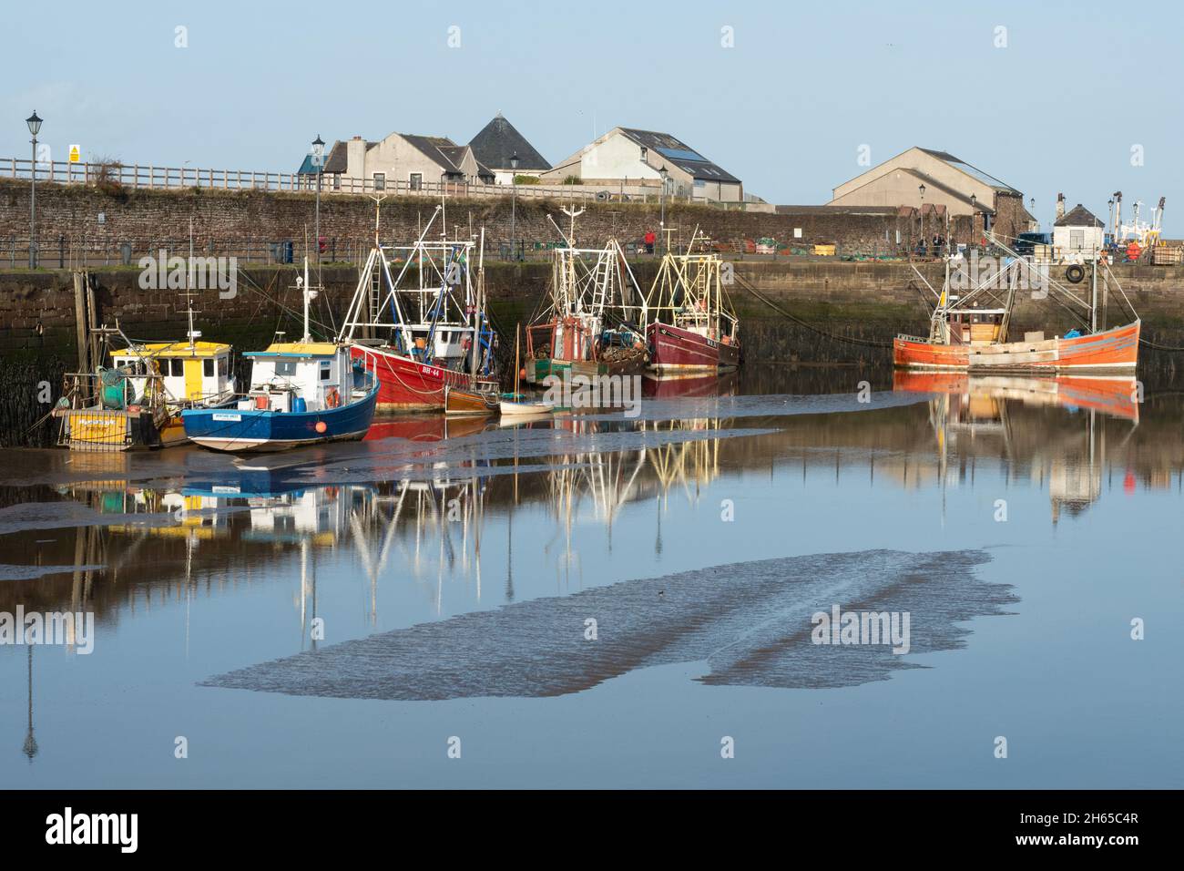 Colorate barche da pesca nel porto di Maryport, una graziosa cittadina costiera di Cumbria, Inghilterra, Regno Unito Foto Stock