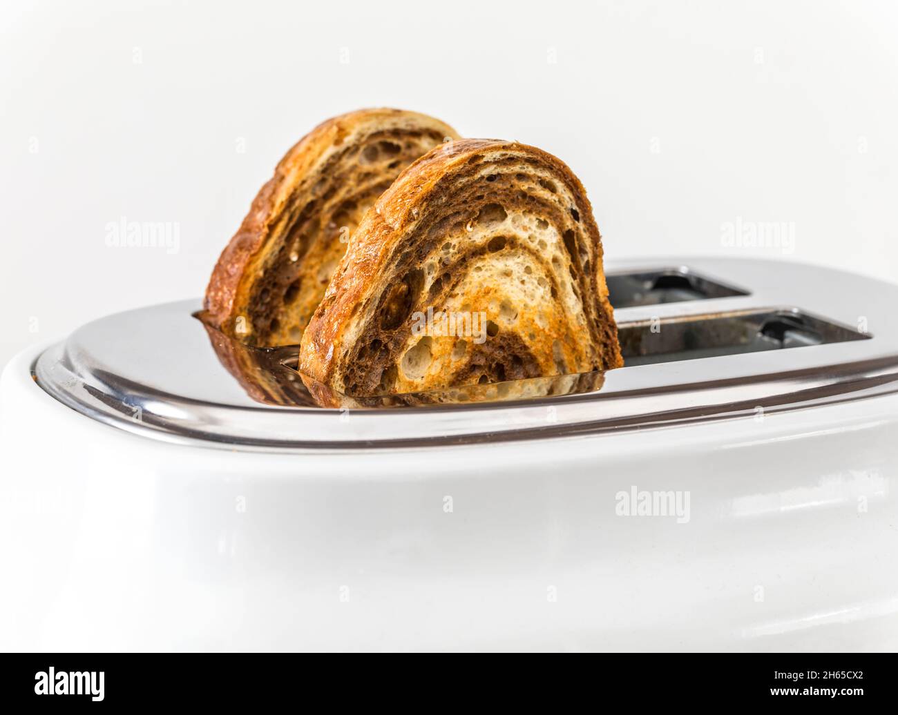 Tostapane bianco con fette di pane e una tazza di caffè sul tavolo, primo  piano Foto stock - Alamy