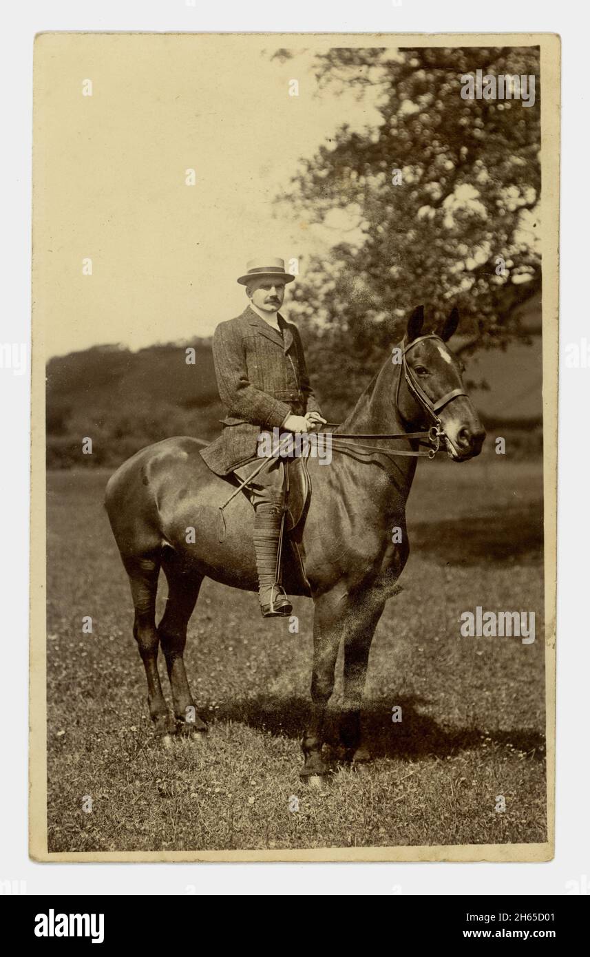 Originale cartolina dell'uomo dei primi anni del 1900 su un cavallo, Cardiganshire, Galles, datata 1912 giugno sul retro. Foto Stock
