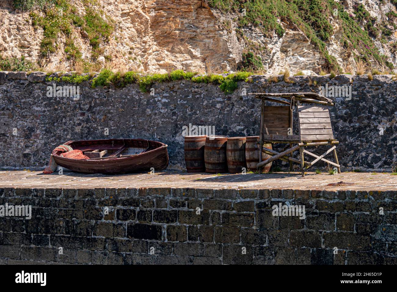 La funiture del Dockside (barca, barili) - il porto di Charlestown e il cantiere navale storico, Cornovaglia meridionale, Regno Unito. Foto Stock