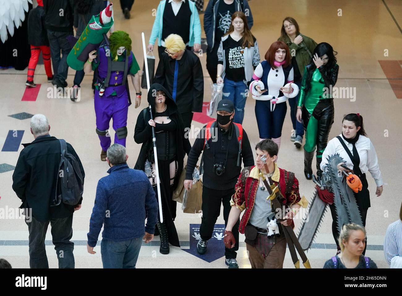 I cosplayers camminano tra le mostre durante il MCM Comic con al NEC a Birmingham. Data foto: Sabato 13 novembre 2021. Foto Stock